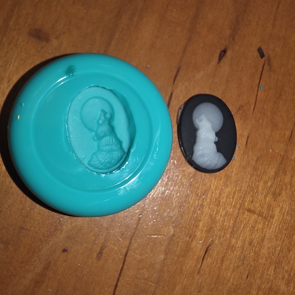 Wolf Howling At Moon Cameo Baking Mold Or Resin/ Polymer Clay, Candy Chocolate